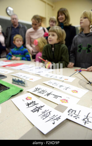 Washington, DC, USA. 9. Februar 2015. Foto aufgenommen am 9. Februar 2015 zeigt lokale Kinder lernen chinesischen Kalligraphie ein Gemeindezentrum in Washington, DC, USA. Benannt zu Ehren des ersten amerikanischen Präsidenten George Washington, Washington, DC oder Washington D.c. ist die Hauptstadt der Vereinigten Staaten, die sich zwischen den Staaten Maryland und Virginia befindet. Überseechinesen, Konfuzius-Institut, Pandabären und Chinatown sind chinesische charakteristisch, die in Washington, DC zu finden sein können © Yin Bogu/Xinhua/Alamy Live News Stockfoto