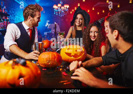 Glücklich Hexen Halloween feiern in der Bar Stockfoto
