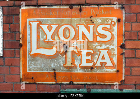 Vintage Werbung Emailleschild vergangener Zeiten-Antiquitäten-Zentrum, Eccleston, Chorley, Lancashire, England UK Stockfoto