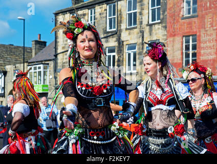 Bauchtänzerinnen (400 Rosen-Truppe) auf dem Otley Folk Festival, West Yorkshire, England UK Stockfoto