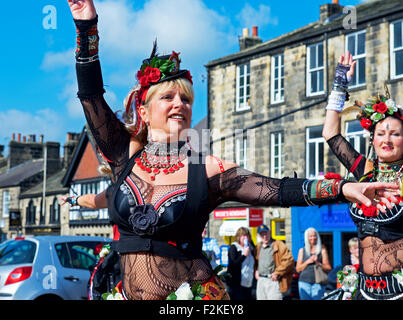 Bauchtänzerinnen (400 Rosen-Truppe) auf dem Otley Folk Festival, West Yorkshire, England UK Stockfoto