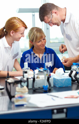 Drei Zahntechniker arbeiten in einem zahntechnischen Labor Stockfoto