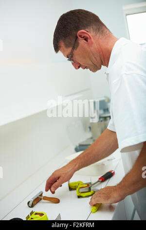 Zahntechniker, Zahnersatz mit Wachs modellieren Stockfoto