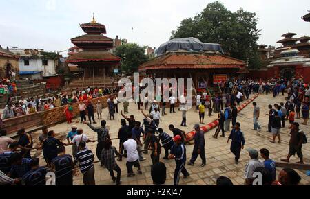 Kathmandu, Nepal. 21. Sep, 2015. Nepalesische Hindus ziehen Sie den Indradhoj Pol für kommende Indrajatra-Festival am Hanumandhoka Durbar Square in Kathmandu, Nepal, 21. September 2015. Der Pfosten ist für den Beginn des ersten Tages des Indrajatra Festivals errichtet werden. Nepalesen feiern das Indrajatra-Festival "Indra", den König der Götter nach dem hinduistischen Mythos zu verehren. Bildnachweis: Sunil Sharma/Xinhua/Alamy Live-Nachrichten Stockfoto