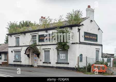 Das Pferd und Jockey Public House in Helsby Cheshire Norden benetzt England. Verlassener Pub Verschlüsse geschlossen Stockfoto