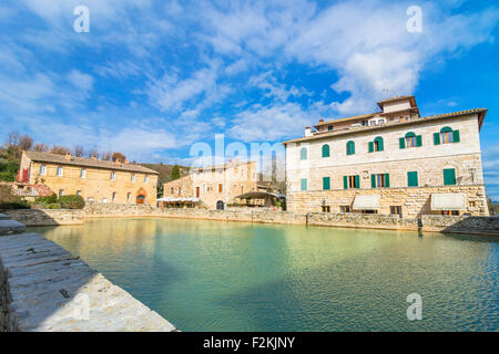 BAGNO VIGNONI, Italien - 25. Januar 2015: alte Thermen im Herzen des mittelalterlichen Dorfes in Bagno Vignoni, Italien. Stockfoto