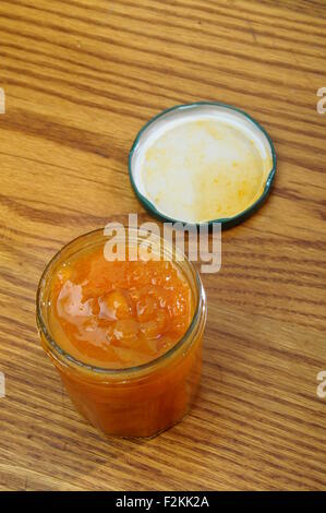 Selbstgemachte Orangenmarmelade in Glas auf Holztisch Stockfoto