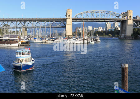 Burrard Street Bridge in Vancouver Kanada von Granville Island mit einem Wasserbus im Vordergrund Stockfoto