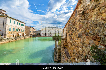 BAGNO VIGNONI, Italien - 25. Januar 2015: alte Thermen im Herzen des mittelalterlichen Dorfes in Bagno Vignoni, Italien. Stockfoto