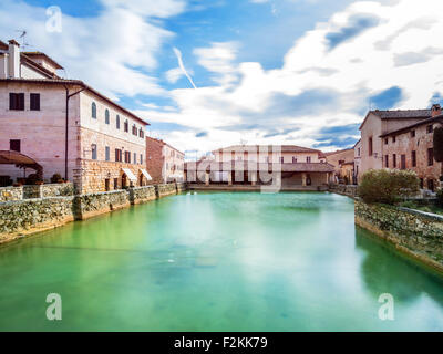 BAGNO VIGNONI, Italien - 25. Januar 2015: alte Thermen im Herzen des mittelalterlichen Dorfes in Bagno Vignoni, Italien. Stockfoto