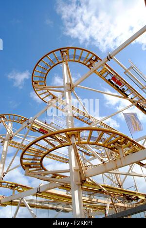 Verrückte Maus Achterbahn am Ende der Pier von Brighton Stockfoto