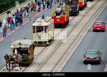 Prag, Tschechische Republik. 20. Sep, 2015. Prozession von Straßenbahnen vergangen durch Prag, Tschechische Republik, 20. September um 140 Jahre des öffentlichen Personennahverkehrs in Prag zu feiern. © Vit Simanek/CTK Foto/Alamy Live-Nachrichten Stockfoto