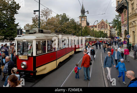 Prag, Tschechische Republik. 20. Sep, 2015. Prozession von Straßenbahnen vergangen durch Prag, Tschechische Republik, 20. September um 140 Jahre des öffentlichen Personennahverkehrs in Prag zu feiern. © Vit Simanek/CTK Foto/Alamy Live-Nachrichten Stockfoto