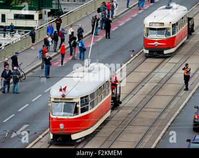 Prag, Tschechische Republik. 20. Sep, 2015. Prozession von Straßenbahnen vergangen durch Prag, Tschechische Republik, 20. September um 140 Jahre des öffentlichen Personennahverkehrs in Prag zu feiern. © Vit Simanek/CTK Foto/Alamy Live-Nachrichten Stockfoto