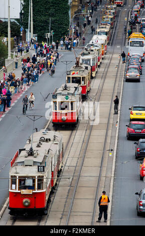 Prag, Tschechische Republik. 20. Sep, 2015. Prozession von Straßenbahnen vergangen durch Prag, Tschechische Republik, 20. September um 140 Jahre des öffentlichen Personennahverkehrs in Prag zu feiern. © Vit Simanek/CTK Foto/Alamy Live-Nachrichten Stockfoto