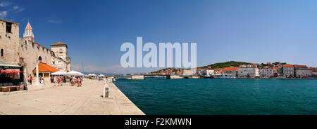 Kroatien, Trogir, Insel Ciovo, Riva mit Insel Ciovo im Hintergrund Stockfoto