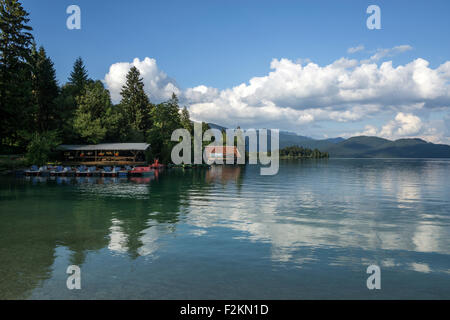 Bootshaus am See Walchensee, Spiegelungen im Wasser, Wolken, Einsiedl, Upper Bavaria, Bavaria, Germany Stockfoto