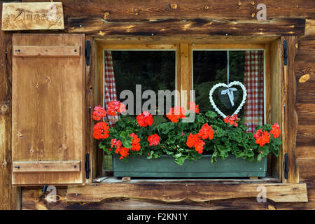 Geranien und geflochtene Herz auf das Fenster eines Bauernhauses, Eng, Eng-Alm, Karwendel, Tirol, Österreich Stockfoto