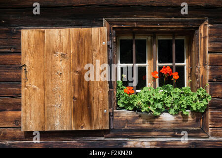 Geranien am Fenster eines Bauernhauses, Eng, Eng-Alm, Karwendel, Tirol, Österreich Stockfoto