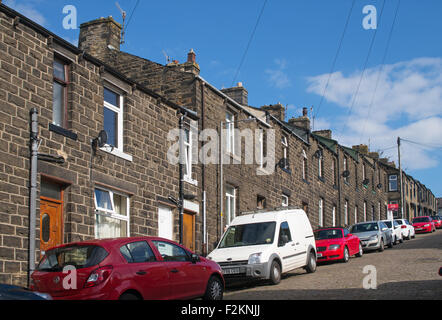 Steil abfallende Castle Street aus Stein gebaut, Reihenhäuser in Skipton, West Yorkshire, England, UK Stockfoto