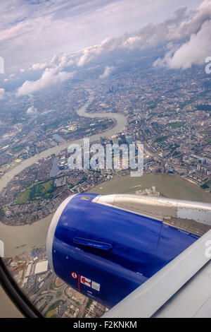 CANARY WHARF UND FLUSS THEMSE UND LONDON AUS DER LUFT. Flugzeug auf der FLUGROUTE in HEATHROW Flughafen. Biegungen in die Themse. Stockfoto