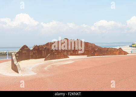 Ein sonniger September Tag in Morecambe, zu Fuß entlang der Küste, der Blick auf das Panorama Stahl-Skulptur des Lake District Stockfoto