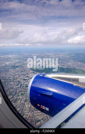 BA-Airbus 320-Flug über London Hyde Park sichtbar. Jet-Flugzeugen auf Flugroute in Heathrow über Hauptstadt. Stockfoto