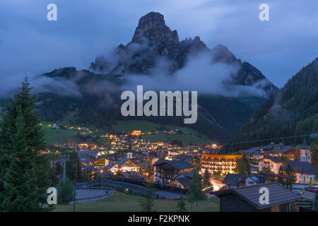 Corvara in der Nacht, Val Badia, Tourismus und Wintersport zentrieren, Mount Sassongher hinter, Alpen, Dolomiten, Südtirol Stockfoto