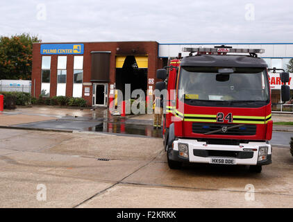 Portsmouth, Hampshire, UK. 21. September 2015. Ein Feuer verursachte große Schäden an einem Sanitär-Baumarkt in Portsmouth.  Polizei, nach dem das Feuer in der Mitte Plumb Nevil Shute Geländewagen auf dem Flughafen Gewerbegebiet blockiert.   Das Handelszentrum wurde schwer beschädigt und zwei angrenzenden Räumlichkeiten - Red Star Food Services und Breeze Volkswagen Nutzfahrzeuge - Rauch beschädigt.   Aber 40 Feuerwehrleute aufgerufen, um das Feuer zu lösen, die bei ca. 04:40 ausbrach, verhinderte es Speaeding weiter in der Zeile der fünf Gebäude im Industriegebiet. Bildnachweis: Uknip/Alamy Live-Nachrichten Stockfoto