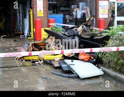 Portsmouth, Hampshire, UK. 21. September 2015. Ein Feuer verursachte große Schäden an einem Sanitär-Baumarkt in Portsmouth.  Polizei, nach dem das Feuer in der Mitte Plumb Nevil Shute Geländewagen auf dem Flughafen Gewerbegebiet blockiert.   Das Handelszentrum wurde schwer beschädigt und zwei angrenzenden Räumlichkeiten - Red Star Food Services und Breeze Volkswagen Nutzfahrzeuge - Rauch beschädigt.   Aber 40 Feuerwehrleute aufgerufen, um das Feuer zu lösen, die bei ca. 04:40 ausbrach, verhinderte es Speaeding weiter in der Zeile der fünf Gebäude im Industriegebiet. Bildnachweis: Uknip/Alamy Live-Nachrichten Stockfoto