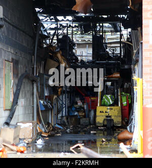 Portsmouth, Hampshire, UK. 21. September 2015. Ein Feuer verursachte große Schäden an einem Sanitär-Baumarkt in Portsmouth.  Polizei, nach dem das Feuer in der Mitte Plumb Nevil Shute Geländewagen auf dem Flughafen Gewerbegebiet blockiert.   Das Handelszentrum wurde schwer beschädigt und zwei angrenzenden Räumlichkeiten - Red Star Food Services und Breeze Volkswagen Nutzfahrzeuge - Rauch beschädigt.   Aber 40 Feuerwehrleute aufgerufen, um das Feuer zu lösen, die bei ca. 04:40 ausbrach, verhinderte es Speaeding weiter in der Zeile der fünf Gebäude im Industriegebiet. Bildnachweis: Uknip/Alamy Live-Nachrichten Stockfoto