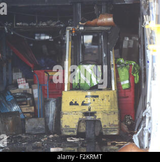 Portsmouth, Hampshire, UK. 21. September 2015. Ein Feuer verursachte große Schäden an einem Sanitär-Baumarkt in Portsmouth.  Polizei, nach dem das Feuer in der Mitte Plumb Nevil Shute Geländewagen auf dem Flughafen Gewerbegebiet blockiert.   Das Handelszentrum wurde schwer beschädigt und zwei angrenzenden Räumlichkeiten - Red Star Food Services und Breeze Volkswagen Nutzfahrzeuge - Rauch beschädigt.   Aber 40 Feuerwehrleute aufgerufen, um das Feuer zu lösen, die bei ca. 04:40 ausbrach, verhinderte es Speaeding weiter in der Zeile der fünf Gebäude im Industriegebiet. Bildnachweis: Uknip/Alamy Live-Nachrichten Stockfoto