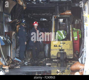 Portsmouth, Hampshire, UK. 21. September 2015. Ein Feuer verursachte große Schäden an einem Sanitär-Baumarkt in Portsmouth.  Polizei, nach dem das Feuer in der Mitte Plumb Nevil Shute Geländewagen auf dem Flughafen Gewerbegebiet blockiert.   Das Handelszentrum wurde schwer beschädigt und zwei angrenzenden Räumlichkeiten - Red Star Food Services und Breeze Volkswagen Nutzfahrzeuge - Rauch beschädigt.   Aber 40 Feuerwehrleute aufgerufen, um das Feuer zu lösen, die bei ca. 04:40 ausbrach, verhinderte es Speaeding weiter in der Zeile der fünf Gebäude im Industriegebiet. Bildnachweis: Uknip/Alamy Live-Nachrichten Stockfoto