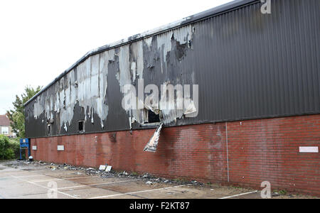 Portsmouth, Hampshire, UK. 21. September 2015. Ein Feuer verursachte große Schäden an einem Sanitär-Baumarkt in Portsmouth.  Polizei, nach dem das Feuer in der Mitte Plumb Nevil Shute Geländewagen auf dem Flughafen Gewerbegebiet blockiert.   Das Handelszentrum wurde schwer beschädigt und zwei angrenzenden Räumlichkeiten - Red Star Food Services und Breeze Volkswagen Nutzfahrzeuge - Rauch beschädigt.   Aber 40 Feuerwehrleute aufgerufen, um das Feuer zu lösen, die bei ca. 04:40 ausbrach, verhinderte es Speaeding weiter in der Zeile der fünf Gebäude im Industriegebiet. Bildnachweis: Uknip/Alamy Live-Nachrichten Stockfoto