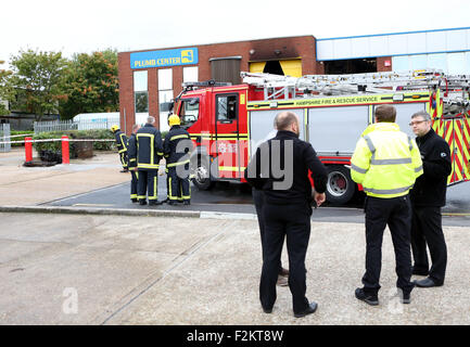 Portsmouth, Hampshire, UK. 21. September 2015. Ein Feuer verursachte große Schäden an einem Sanitär-Baumarkt in Portsmouth.  Polizei, nach dem das Feuer in der Mitte Plumb Nevil Shute Geländewagen auf dem Flughafen Gewerbegebiet blockiert.   Das Handelszentrum wurde schwer beschädigt und zwei angrenzenden Räumlichkeiten - Red Star Food Services und Breeze Volkswagen Nutzfahrzeuge - Rauch beschädigt.   Aber 40 Feuerwehrleute aufgerufen, um das Feuer zu lösen, die bei ca. 04:40 ausbrach, verhinderte es Speaeding weiter in der Zeile der fünf Gebäude im Industriegebiet. Bildnachweis: Uknip/Alamy Live-Nachrichten Stockfoto