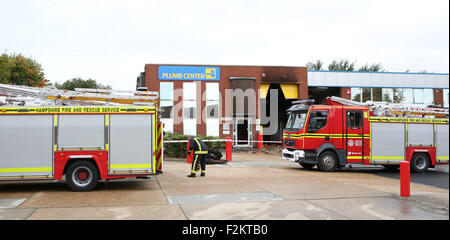 Portsmouth, Hampshire, UK. 21. September 2015. Ein Feuer verursachte große Schäden an einem Sanitär-Baumarkt in Portsmouth.  Polizei, nach dem das Feuer in der Mitte Plumb Nevil Shute Geländewagen auf dem Flughafen Gewerbegebiet blockiert.   Das Handelszentrum wurde schwer beschädigt und zwei angrenzenden Räumlichkeiten - Red Star Food Services und Breeze Volkswagen Nutzfahrzeuge - Rauch beschädigt.   Aber 40 Feuerwehrleute aufgerufen, um das Feuer zu lösen, die bei ca. 04:40 ausbrach, verhinderte es Speaeding weiter in der Zeile der fünf Gebäude im Industriegebiet. Bildnachweis: Uknip/Alamy Live-Nachrichten Stockfoto