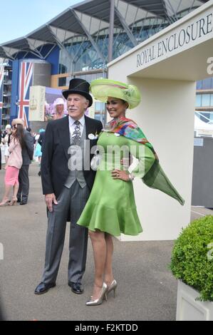 Sir Bruce Forsyth und Frau in Royal Ascot. Stockfoto