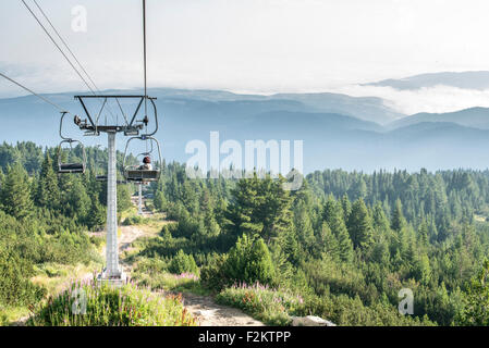 Bulgarien, Rila-Gebirge, ältere Frau mit Sessellift Stockfoto