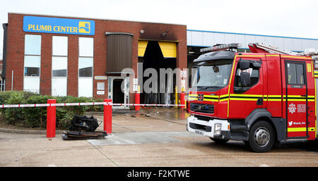 Portsmouth, Hampshire, UK. 21. September 2015. Ein Feuer verursachte große Schäden an einem Sanitär-Baumarkt in Portsmouth.  Polizei, nach dem das Feuer in der Mitte Plumb Nevil Shute Geländewagen auf dem Flughafen Gewerbegebiet blockiert.   Das Handelszentrum wurde schwer beschädigt und zwei angrenzenden Räumlichkeiten - Red Star Food Services und Breeze Volkswagen Nutzfahrzeuge - Rauch beschädigt.   Aber 40 Feuerwehrleute aufgerufen, um das Feuer zu lösen, die bei ca. 04:40 ausbrach, verhinderte es Speaeding weiter in der Zeile der fünf Gebäude im Industriegebiet. Bildnachweis: Uknip/Alamy Live-Nachrichten Stockfoto