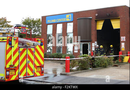 Portsmouth, Hampshire, UK. 21. September 2015. Ein Feuer verursachte große Schäden an einem Sanitär-Baumarkt in Portsmouth.  Polizei, nach dem das Feuer in der Mitte Plumb Nevil Shute Geländewagen auf dem Flughafen Gewerbegebiet blockiert.   Das Handelszentrum wurde schwer beschädigt und zwei angrenzenden Räumlichkeiten - Red Star Food Services und Breeze Volkswagen Nutzfahrzeuge - Rauch beschädigt.   Aber 40 Feuerwehrleute aufgerufen, um das Feuer zu lösen, die bei ca. 04:40 ausbrach, verhinderte es Speaeding weiter in der Zeile der fünf Gebäude im Industriegebiet. Bildnachweis: Uknip/Alamy Live-Nachrichten Stockfoto