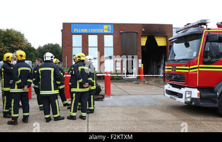 Portsmouth, Hampshire, UK. 21. September 2015. Ein Feuer verursachte große Schäden an einem Sanitär-Baumarkt in Portsmouth.  Polizei, nach dem das Feuer in der Mitte Plumb Nevil Shute Geländewagen auf dem Flughafen Gewerbegebiet blockiert.   Das Handelszentrum wurde schwer beschädigt und zwei angrenzenden Räumlichkeiten - Red Star Food Services und Breeze Volkswagen Nutzfahrzeuge - Rauch beschädigt.   Aber 40 Feuerwehrleute aufgerufen, um das Feuer zu lösen, die bei ca. 04:40 ausbrach, verhinderte es Speaeding weiter in der Zeile der fünf Gebäude im Industriegebiet. Bildnachweis: Uknip/Alamy Live-Nachrichten Stockfoto