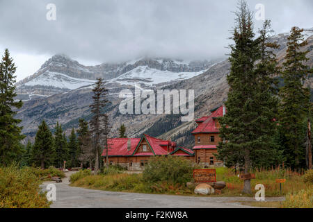 Historische Num-Ti-Jah Lodge und Handelsposten im Banff-Nationalpark, Rocky Mountains, Alberta, Kanada, Nordamerika. Stockfoto