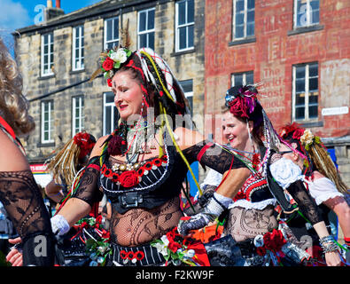 Bauchtänzerinnen (400 Rosen-Truppe) auf dem Otley Folk Festival, West Yorkshire, England UK Stockfoto