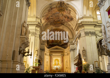 Kanzel, Altar und Apsis im Metropolitankathedrale der Himmelfahrt der Jungfrau Maria. Palermo, Sizilien. Stockfoto