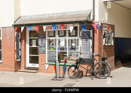 Altmodische Metzger Fahrrad vor einem Buthers Geschäft in Bidford-on-Avon, Warwickshire Stockfoto