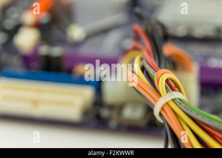 Kabel angeschlossen an einen Computer Motherboard, Makro Nahaufnahme Stockfoto