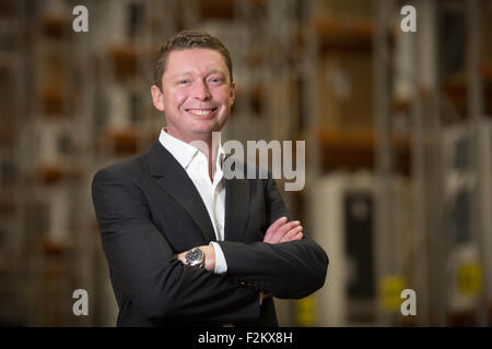 AO-CEO John Roberts Portraits bei Crewe Cheshire Distributionszentrum Stockfoto