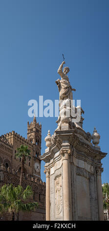 Santa Rosalia Statue im Garten des Metropolitan-Kathedrale der Himmelfahrt der Jungfrau Maria. Palermo, Sizilien. Stockfoto