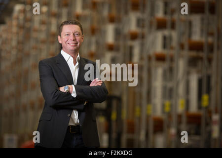AO-CEO John Roberts Portraits bei Crewe Cheshire Distributionszentrum Stockfoto