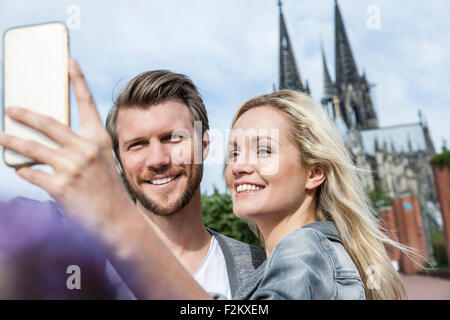 Deutschland, Köln, junges Paar, wobei ein Selbstporträt mit smartphone Stockfoto